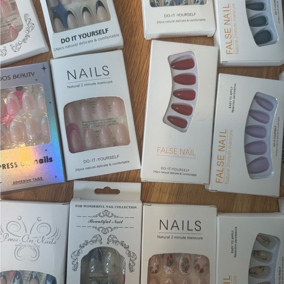 Assorted Press-On Nails Set - Picture 3 of 7